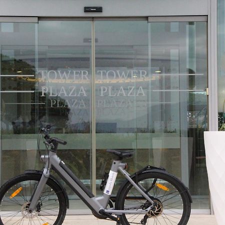 Отель Pisa Tower Plaza Экстерьер фото A bicycle at the entrance of a shopping mall