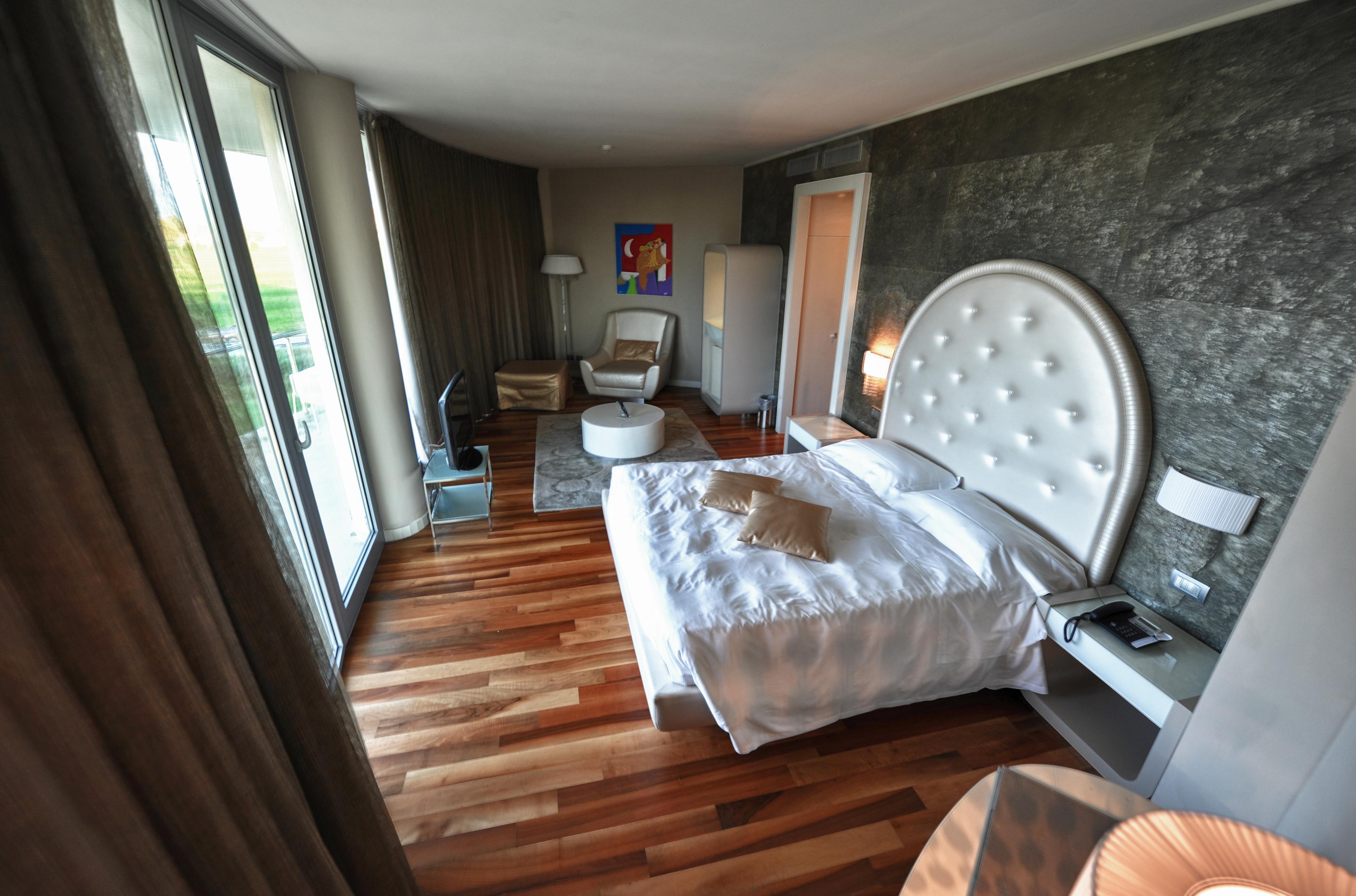 Отель Pisa Tower Plaza Экстерьер фото A room at the hotel