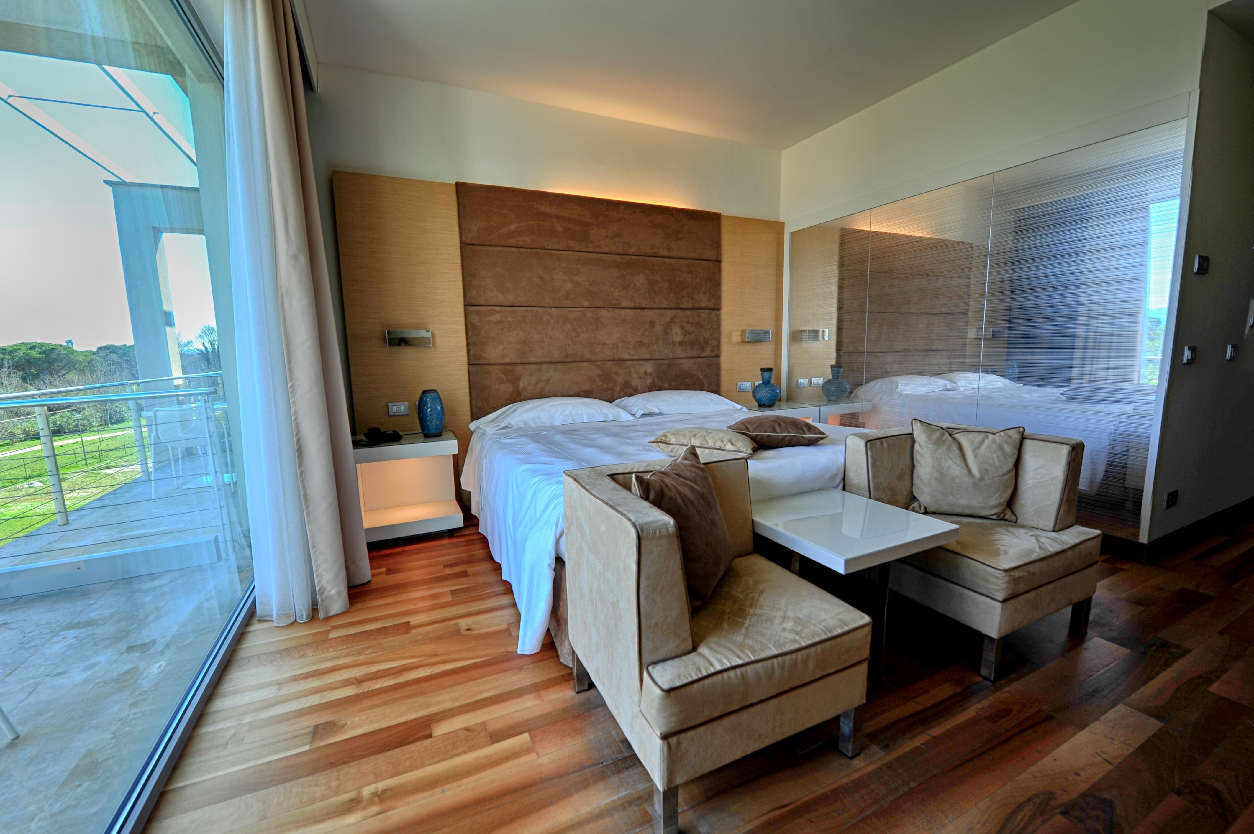 Отель Pisa Tower Plaza Экстерьер фото A room at the hotel