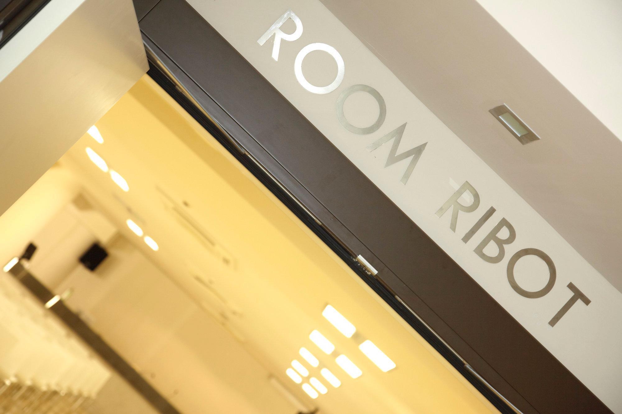 Отель Pisa Tower Plaza Экстерьер фото Room Robot