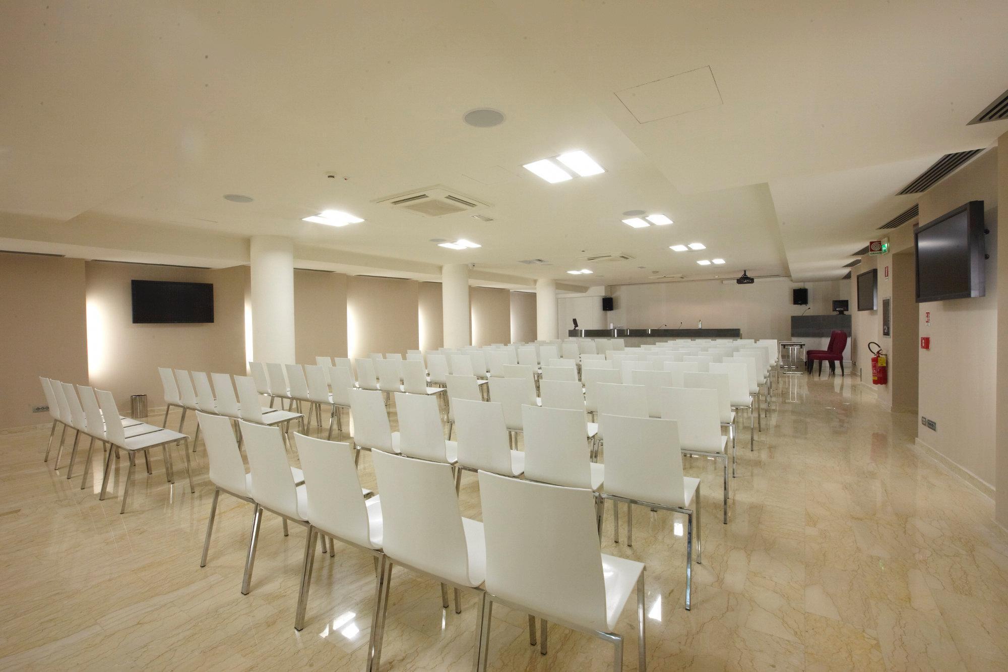 Отель Pisa Tower Plaza Экстерьер фото The conference room