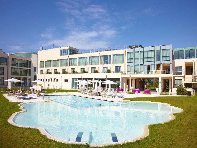 Отель Pisa Tower Plaza Экстерьер фото The hotel's swimming pool