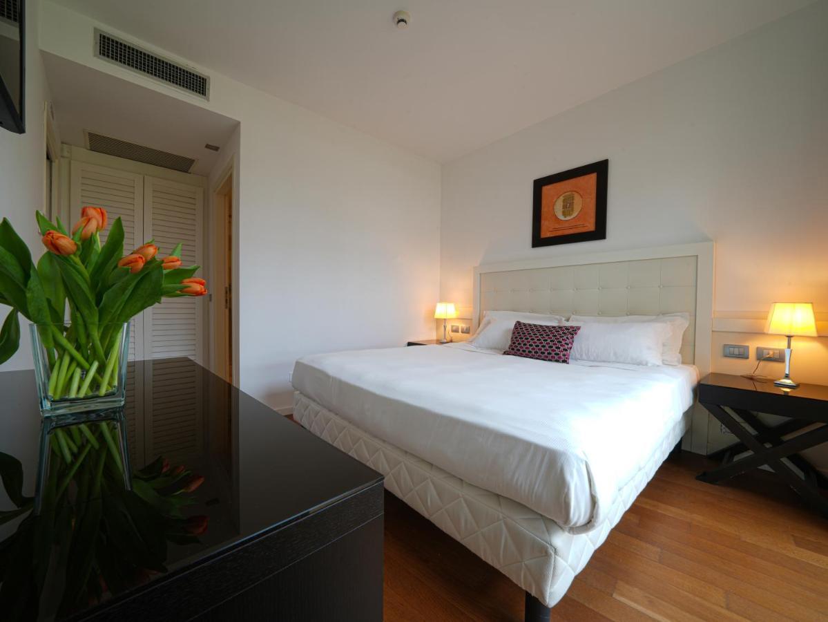 Отель Pisa Tower Plaza Экстерьер фото A bedroom at the hotel