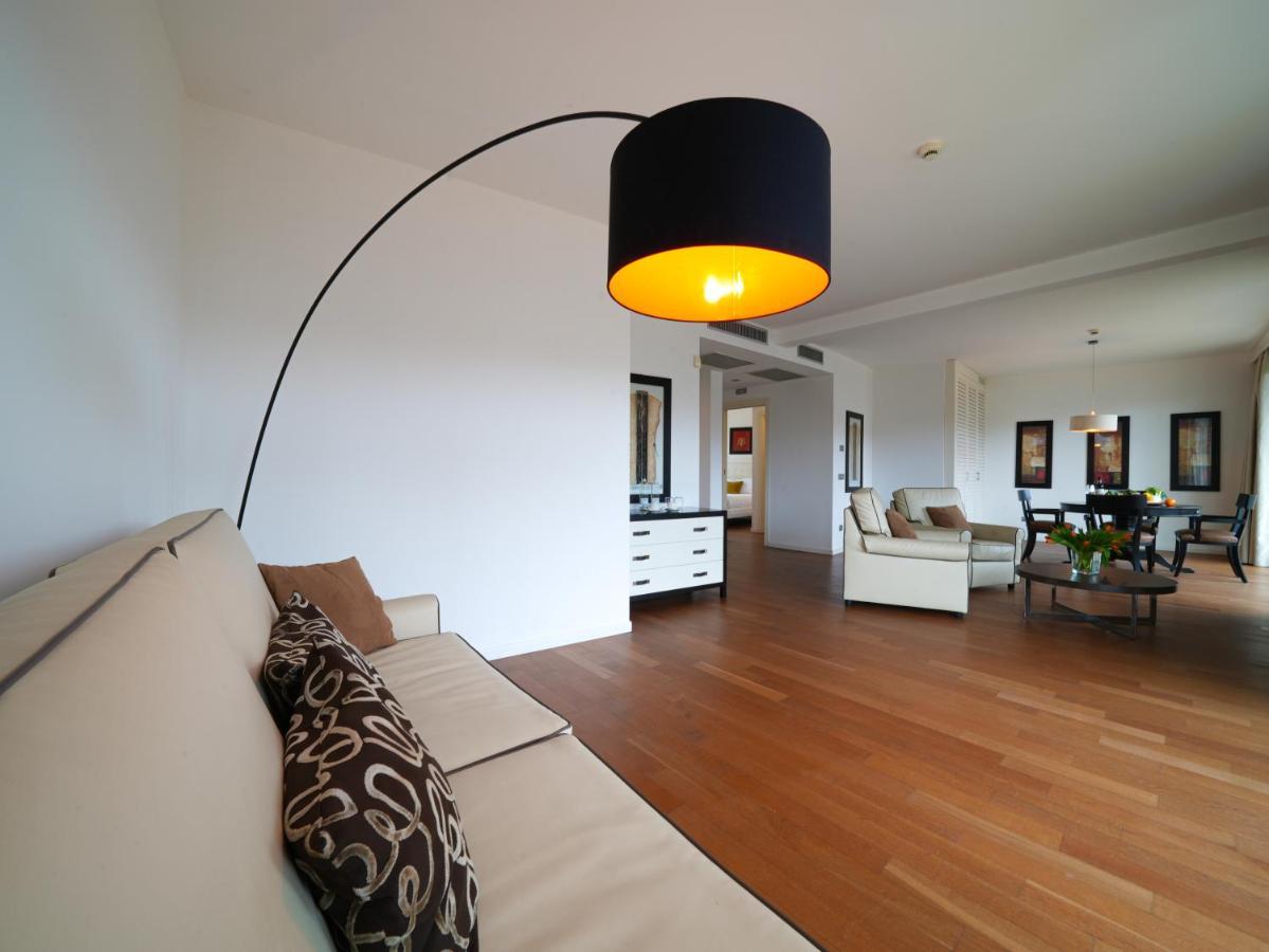 Отель Pisa Tower Plaza Экстерьер фото A floor lamp