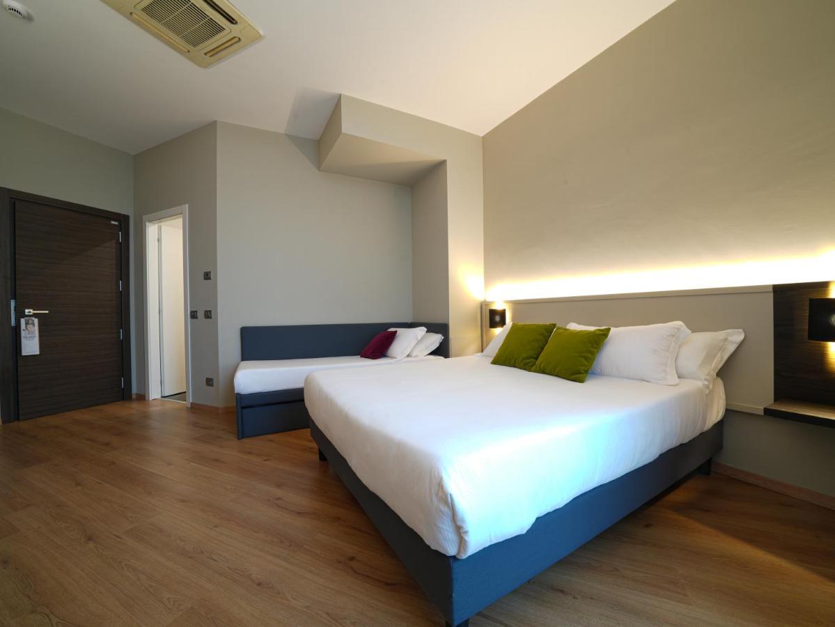 Отель Pisa Tower Plaza Экстерьер фото A room at the hotel