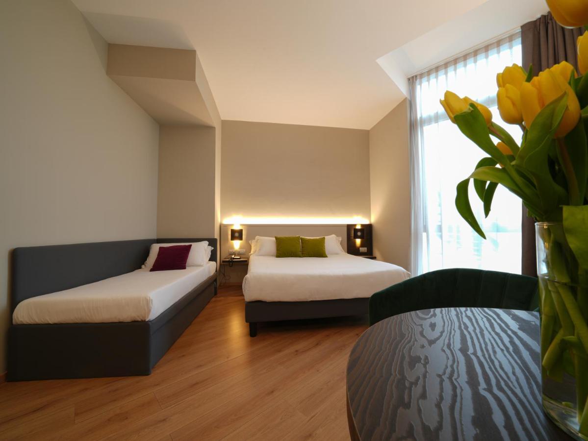 Отель Pisa Tower Plaza Экстерьер фото A room at the hotel