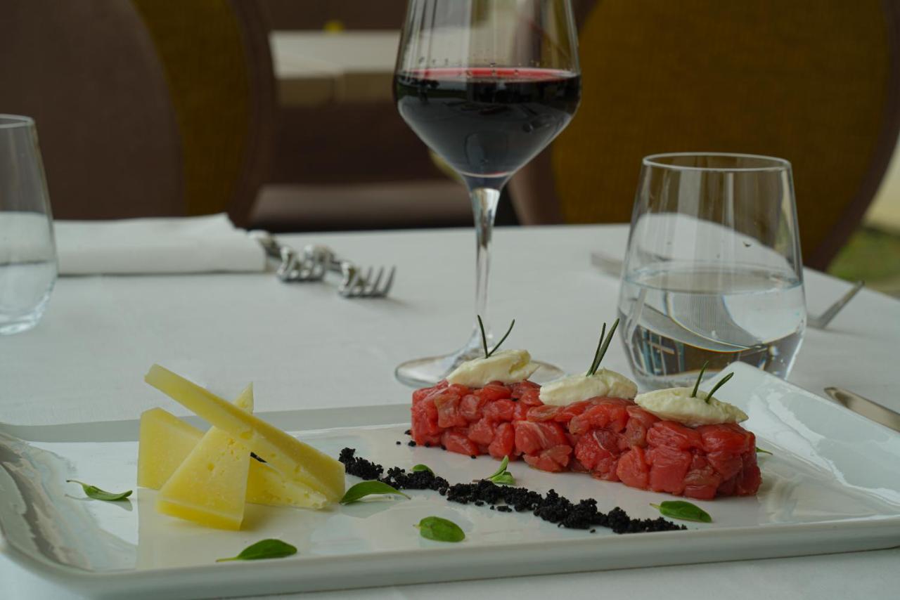 Отель Pisa Tower Plaza Экстерьер фото A glass of red wine with a plate of tartar