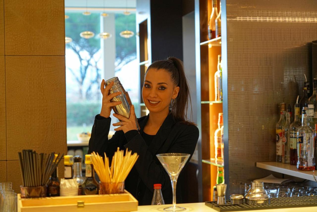 Отель Pisa Tower Plaza Экстерьер фото A bartender shaking a cocktail
