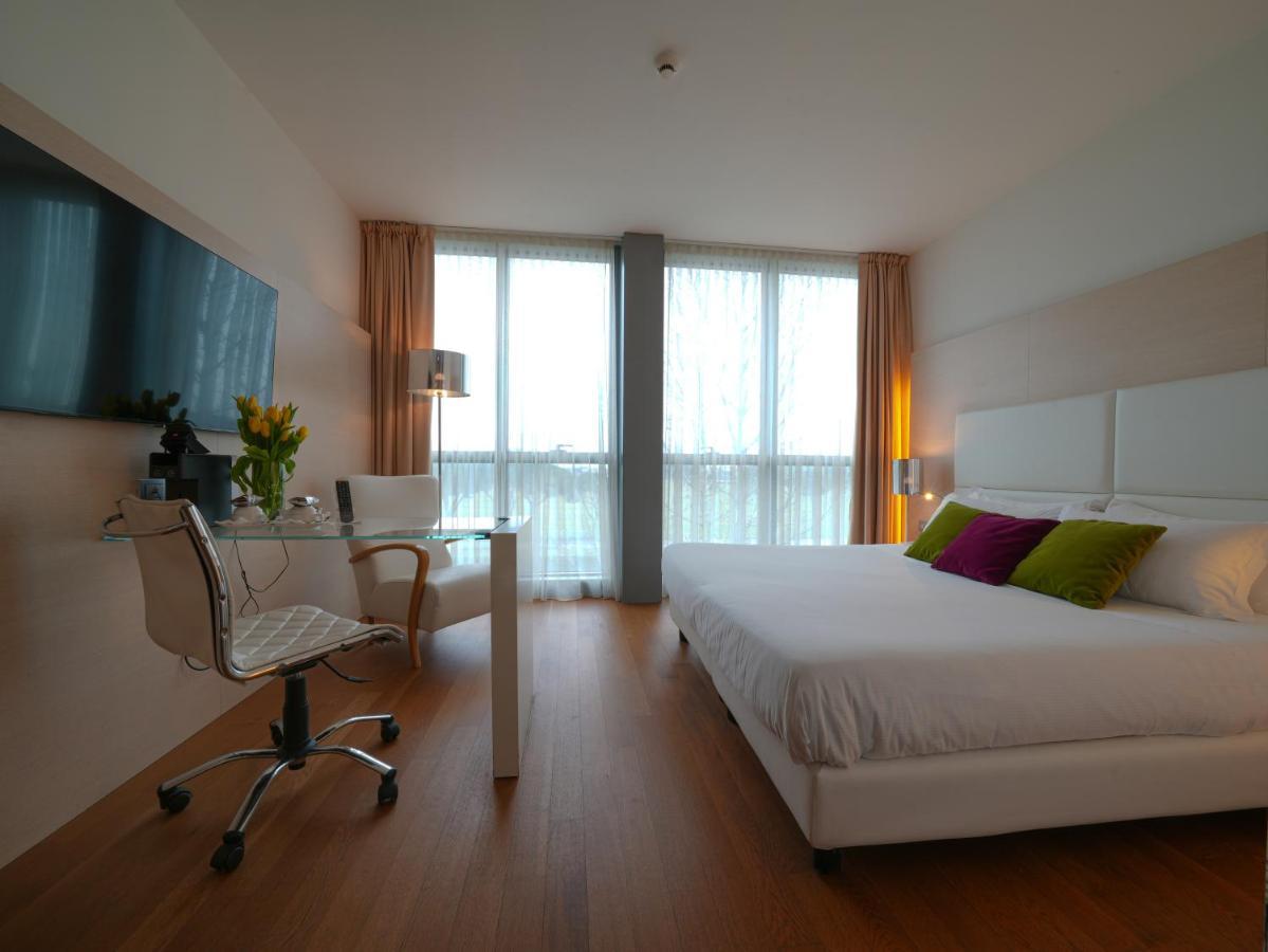 Отель Pisa Tower Plaza Экстерьер фото A typical room at the hotel