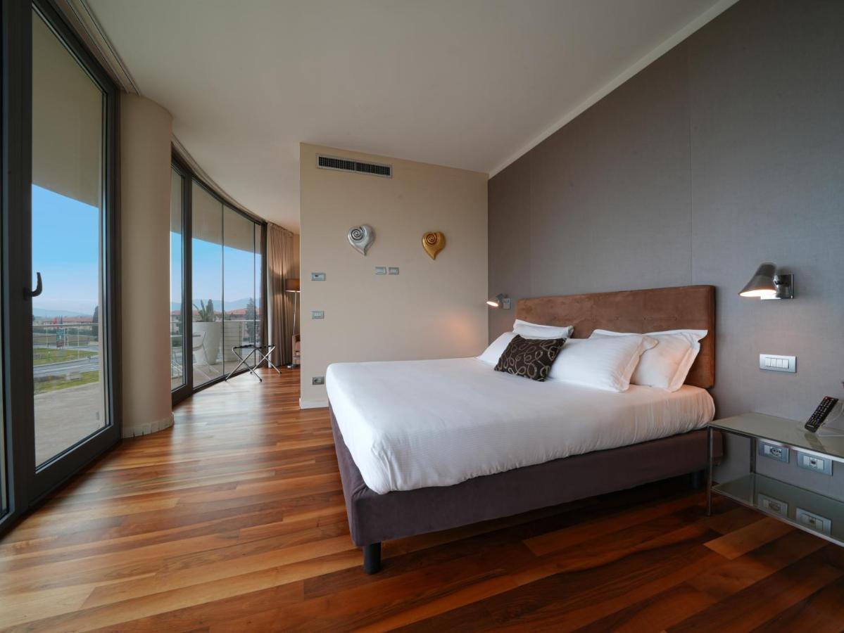 Отель Pisa Tower Plaza Экстерьер фото A bedroom at the hotel