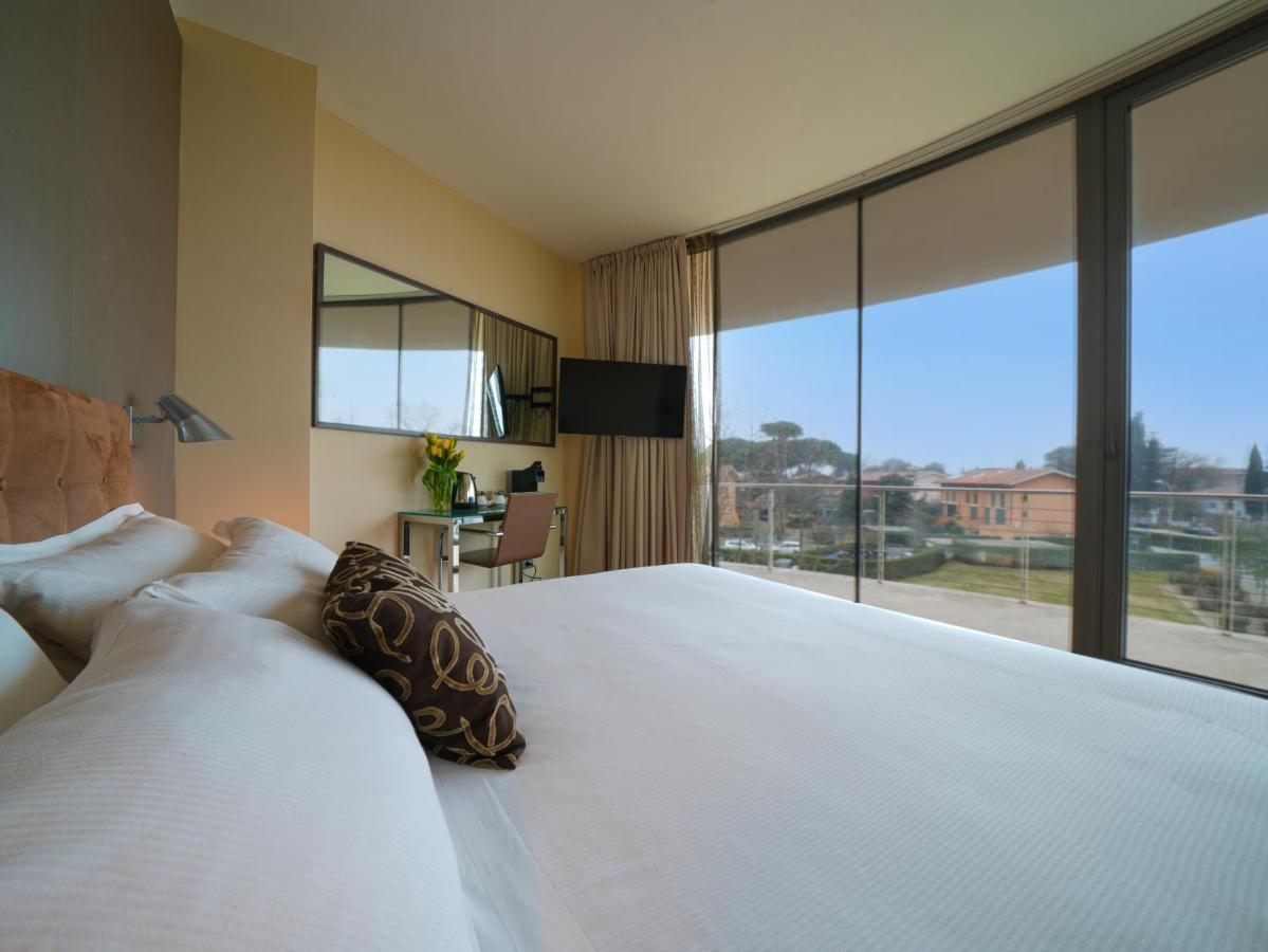 Отель Pisa Tower Plaza Экстерьер фото A room at the hotel