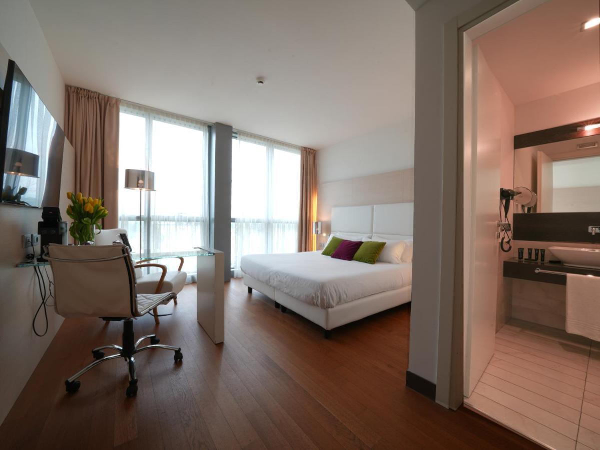 Отель Pisa Tower Plaza Экстерьер фото A typical room at the hotel