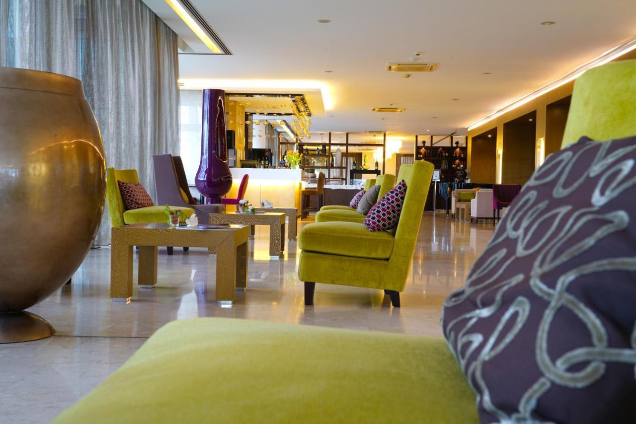 Отель Pisa Tower Plaza Экстерьер фото The lobby of the hotel