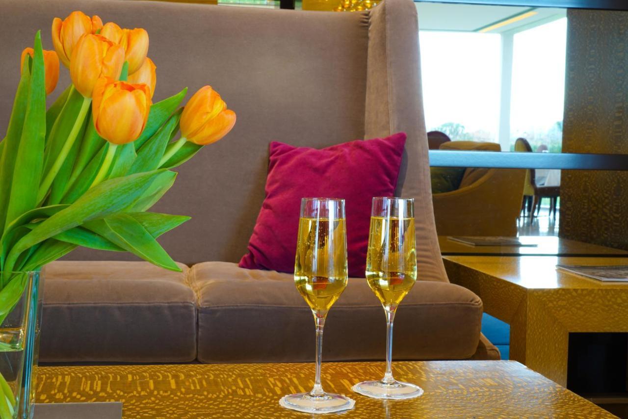 Отель Pisa Tower Plaza Экстерьер фото The lounge at the airport