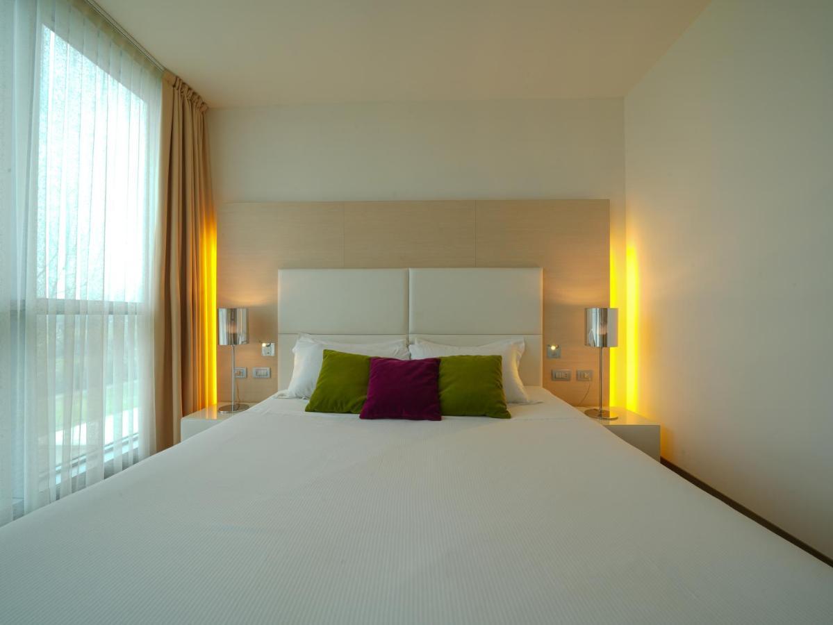 Отель Pisa Tower Plaza Экстерьер фото A room at the hotel