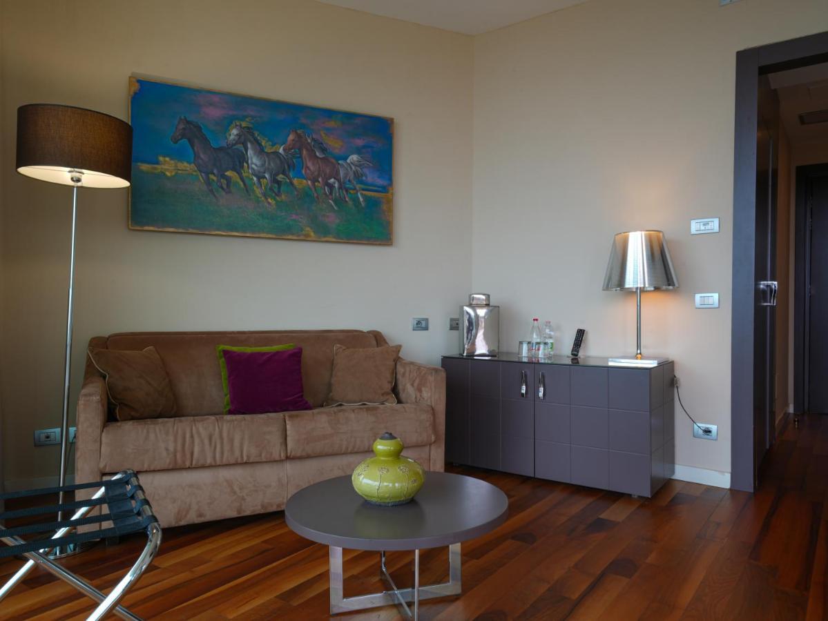 Отель Pisa Tower Plaza Экстерьер фото A living room in a hotel