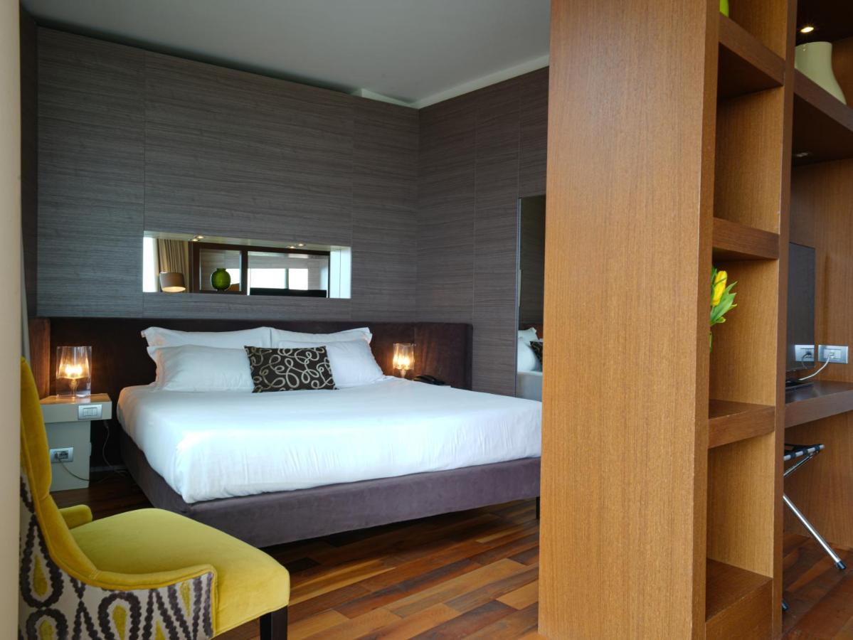 Отель Pisa Tower Plaza Экстерьер фото A bedroom at the hotel