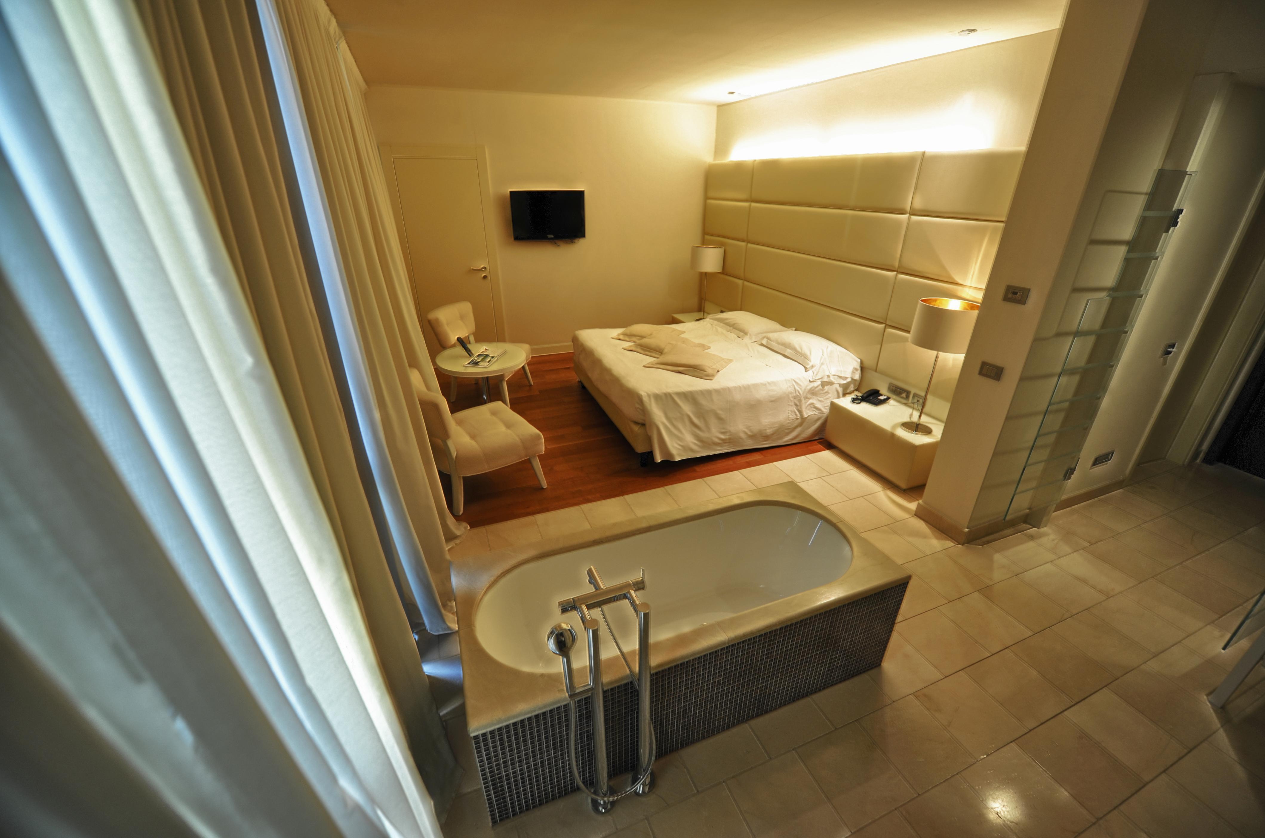 Отель Pisa Tower Plaza Экстерьер фото A room at the hotel