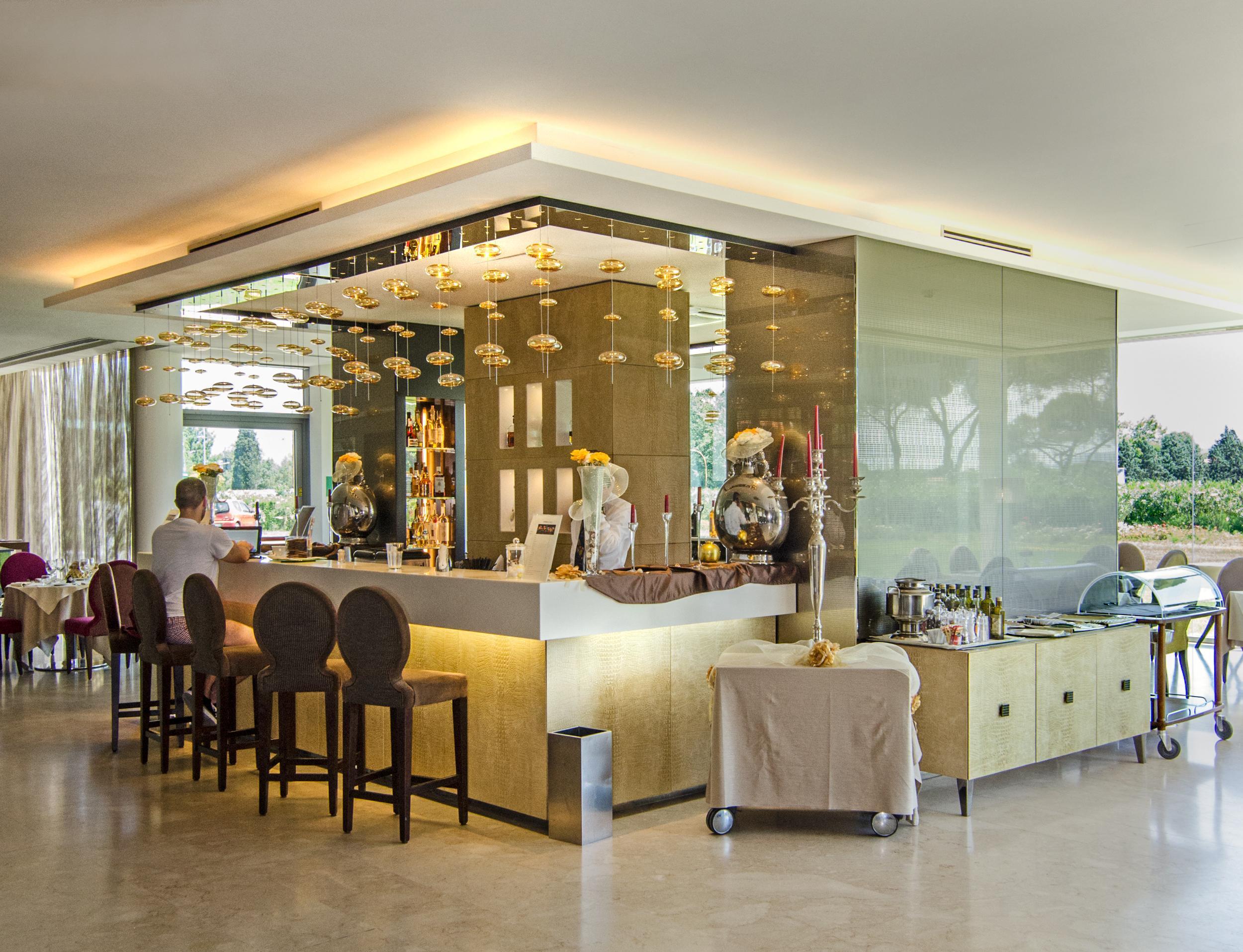Отель Pisa Tower Plaza Экстерьер фото The bar at the lobby