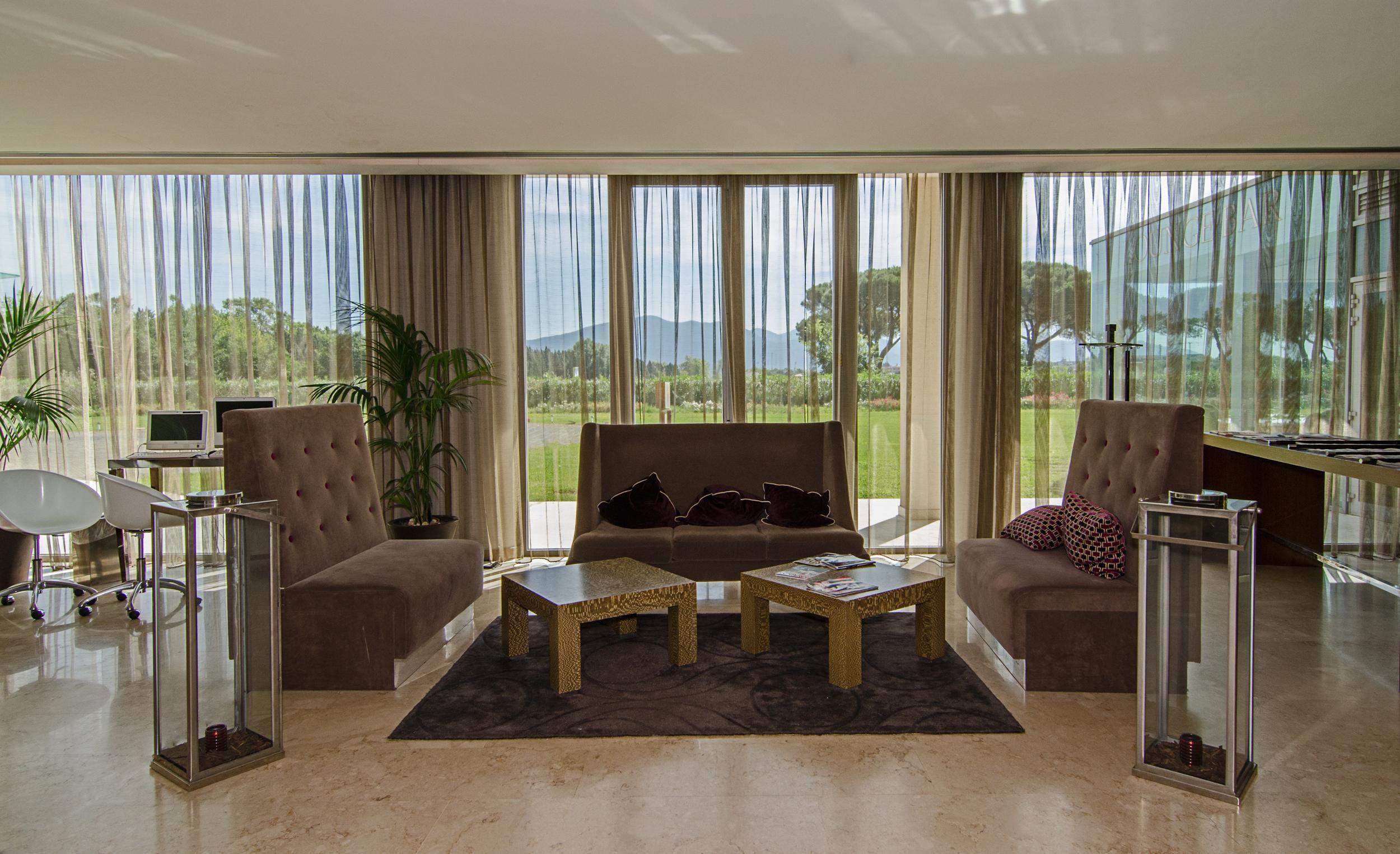 Отель Pisa Tower Plaza Интерьер фото The interior of the clubhouse