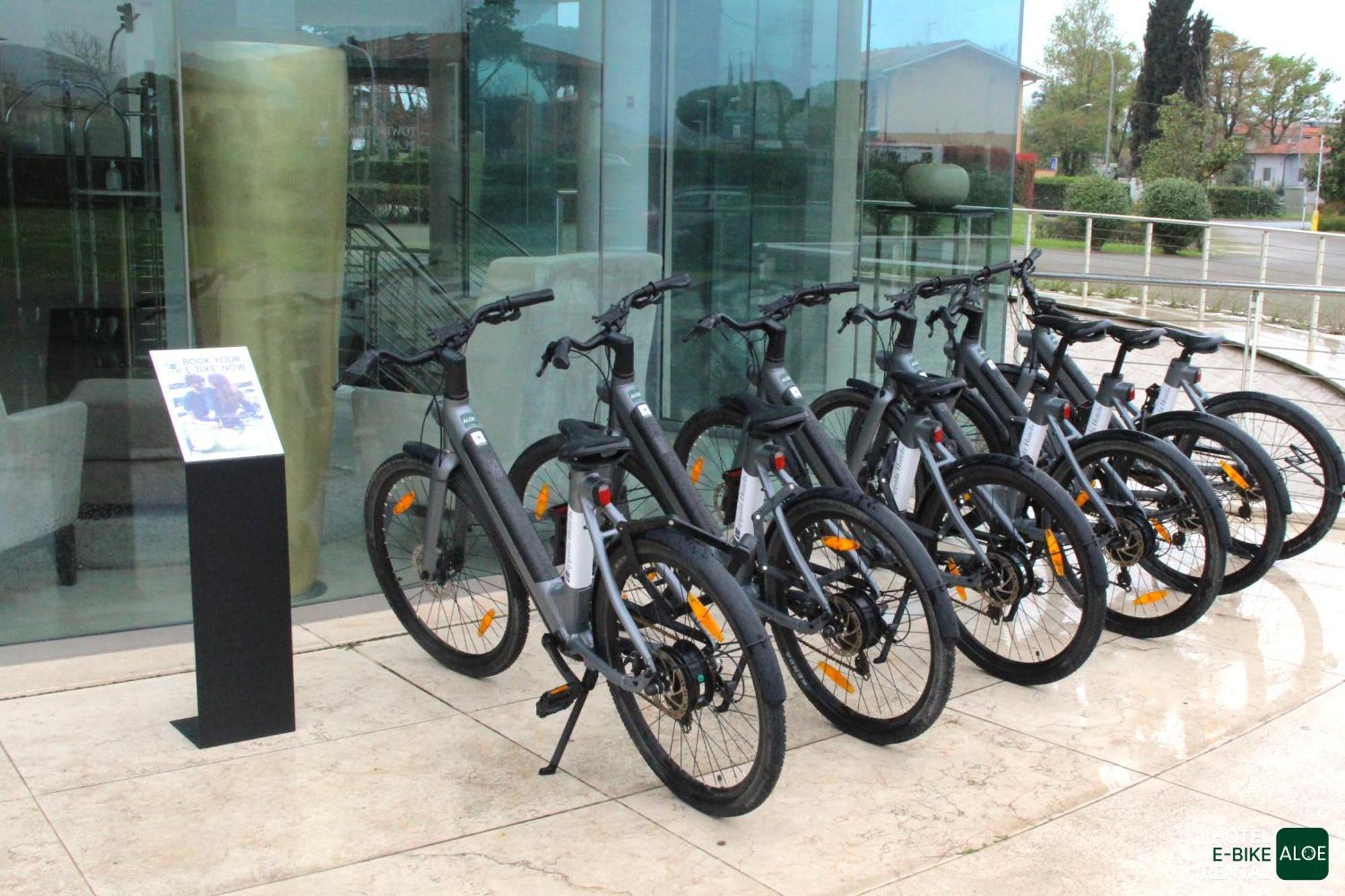 Отель Pisa Tower Plaza Экстерьер фото Electric bicycles at the airport