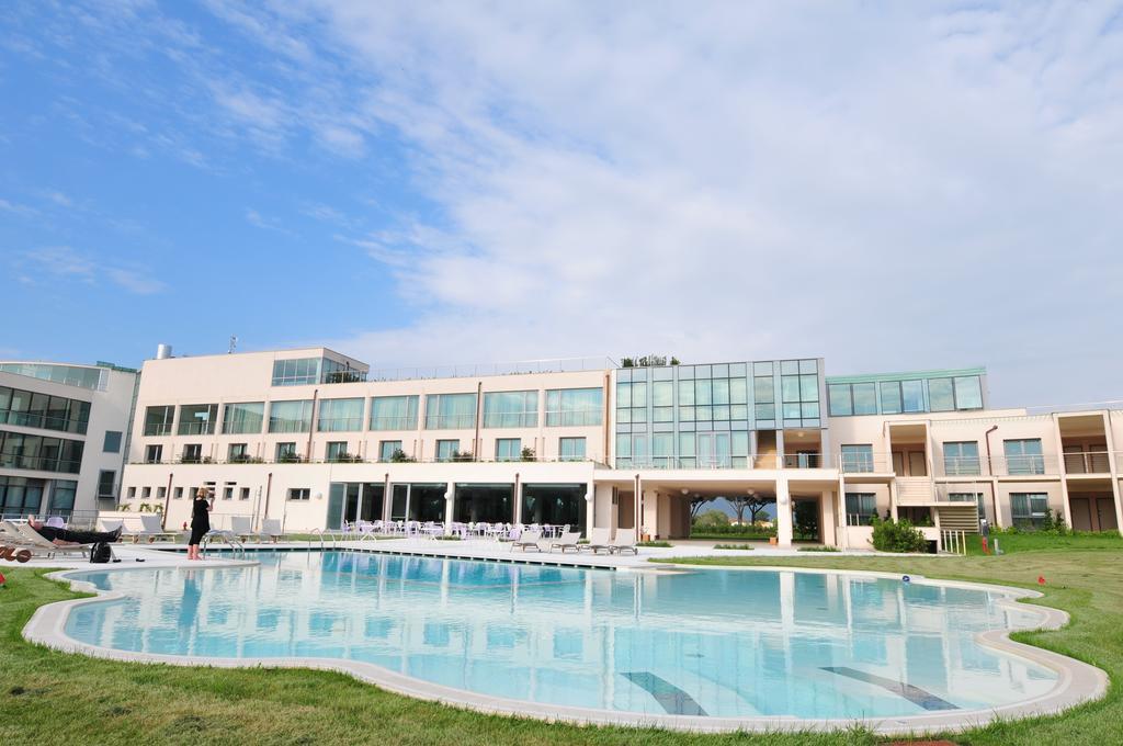 Отель Pisa Tower Plaza Экстерьер фото The pool at the hotel