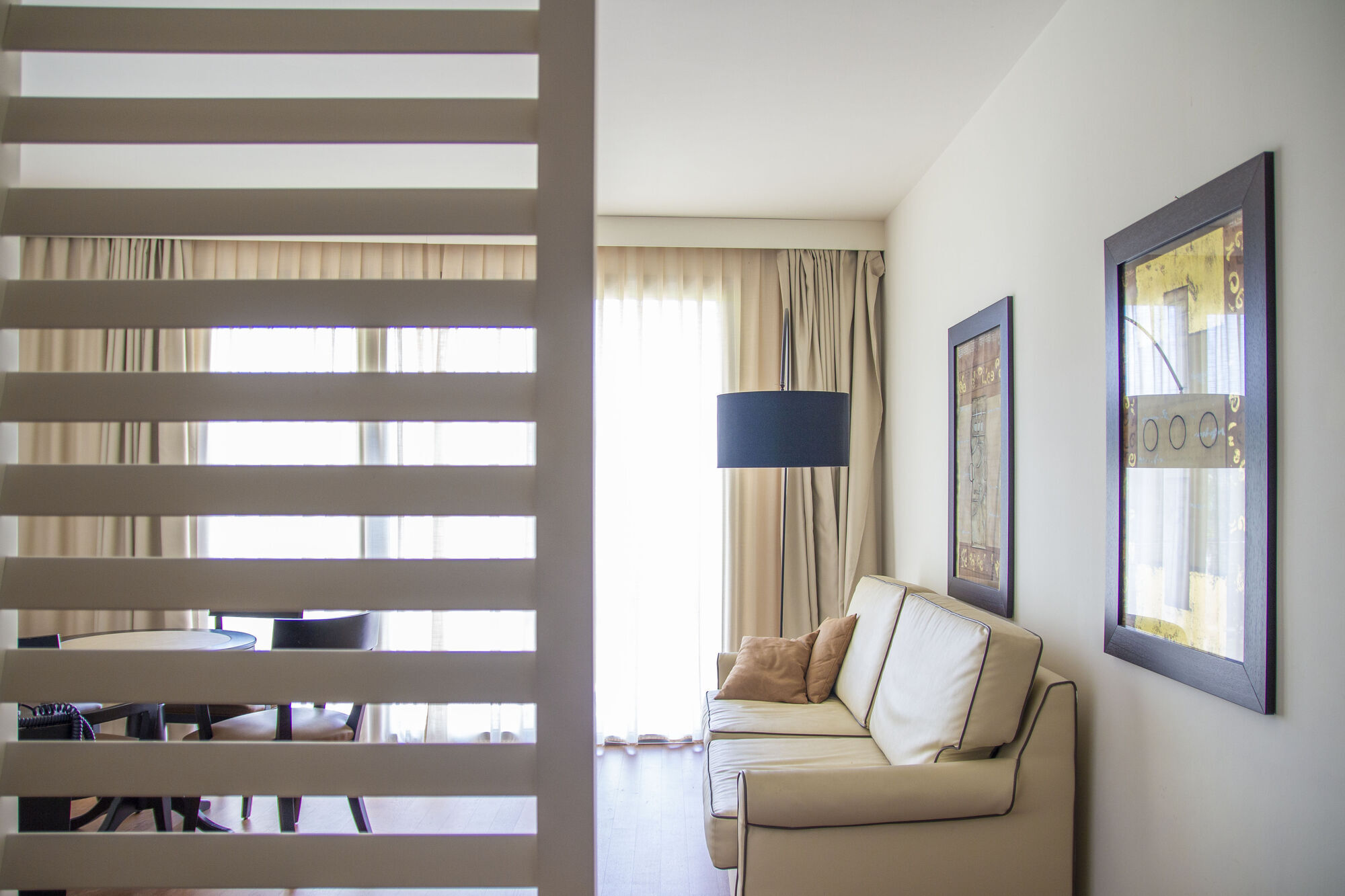Отель Pisa Tower Plaza Интерьер фото A room at the hotel
